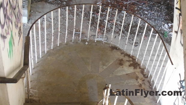 A main staircase leads from guest rooms to the lobby level at the El Ponce InterContinental.