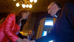 Cardinal Bergoglio (Pope Francis) with Argentine President Kirchner. Photo: Presidencia de la Nación Argentina