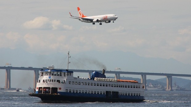 Gol Linhas Aereas (Gol Airlines) Boeing 737 on approach to Santos Dumont airport in Rio.