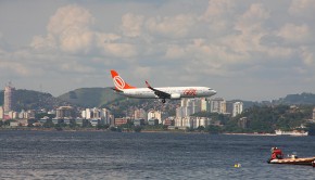 Gol Linhas Aereas (Gol Airlines) Boeing 737 comes close to the water before touching down at Santos Dumont airport.