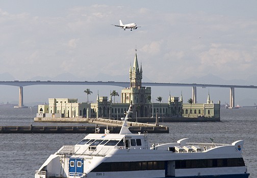 This Gol Linhas Aereas (Gol Airlines) Boeing 737 looks like it's about to perch on the old customs house.