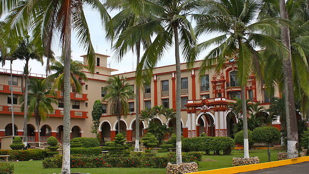Grounds of Hotel Washington in Colon, Panama. PHOTO: Danielestrada01