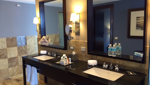 Spacious bathroom at the Hilton Mexico City Reforma.